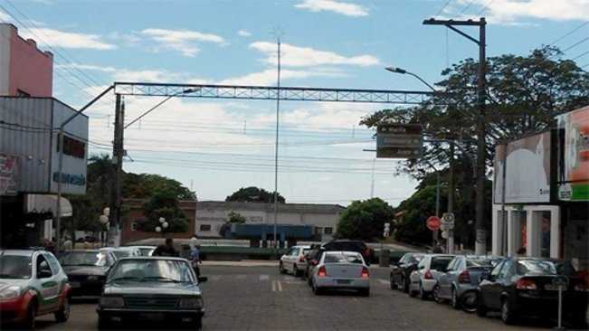 Prefeitura começa a instalar decoração de Natal e prepara uma grande festa para o Reveillon