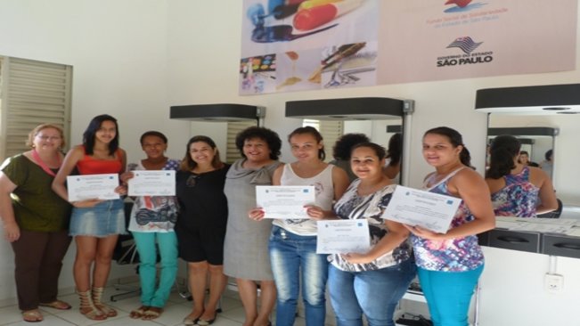 Primeira Dama faz a entrega dos certificados de mais uma turma da Escola da Beleza