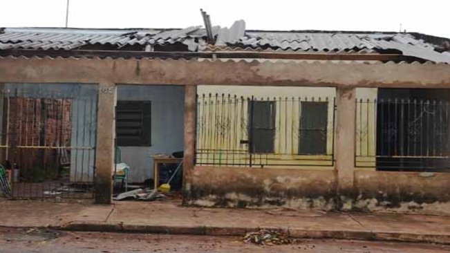 Defesa Civil de Paraguaçu atende prontamente família atingida pelas chuvas no meio de semana