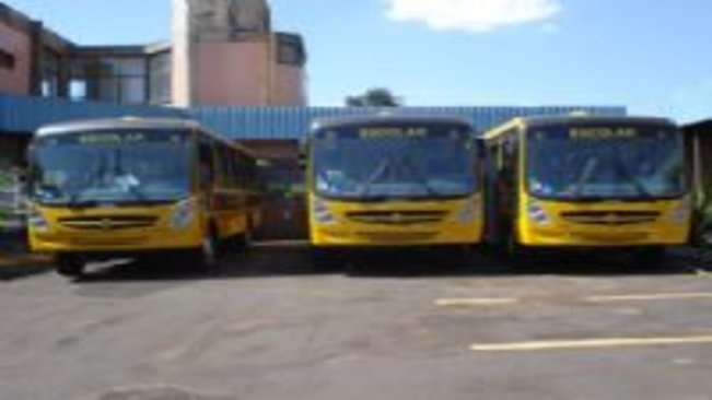 Prefeitura adquire mais três ônibus escolares e outra pá-carregadeira para a Usina de Lixo