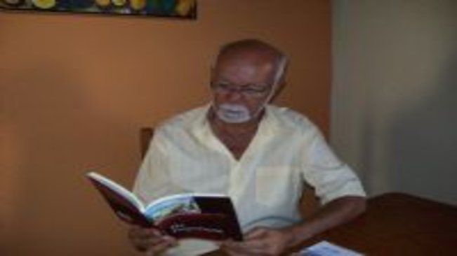 Romulo Nétto, um artesão das palavras, faz doação de suas obras para a biblioteca de Paraguaçu
