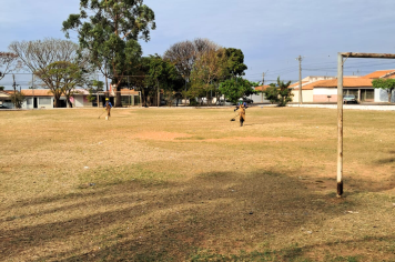 Prefeitura realiza manutenção e limpeza na praça e no campo de futebol da Vila Popular