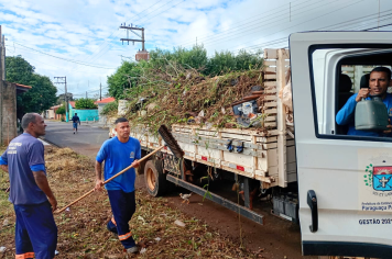 Não é somente o mato alto, é o entulho descartado irregularmente pela população 