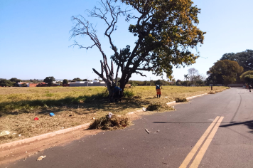 Prefeitura realiza limpeza e manutenção em área destinada a calçada em rua da Vila Galdino