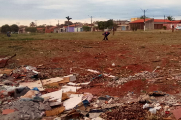 Indivíduos insistem em descartar lixo irregular ao lado da unidade de saúde no Jardim das Oliveiras