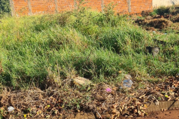 Prefeitura de Paraguaçu Paulista previne foco de doenças com limpeza de terreno no Jardim Bela Vista