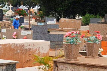 Cemitério Municipal ganha novo aspecto com serviços de limpeza e roçagem