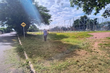 Prefeitura realiza limpeza completa em área esportiva da Vila Nova e reforça pedido de conscientização