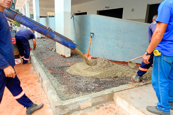 Reta final: Velório Municipal recebe nova calçada no entorno do prédio