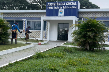 Prefeitura inicia o dia com manutenção na área verde da Assistência Social