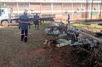 Faxina na Escola Vail Toledo reforça cuidados contra a dengue e preservação dos espaços públicos