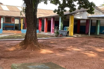 Ambiente escolar valorizado: Escola Dona Leonor recebe faxina completa no pátio durante o fim de semana