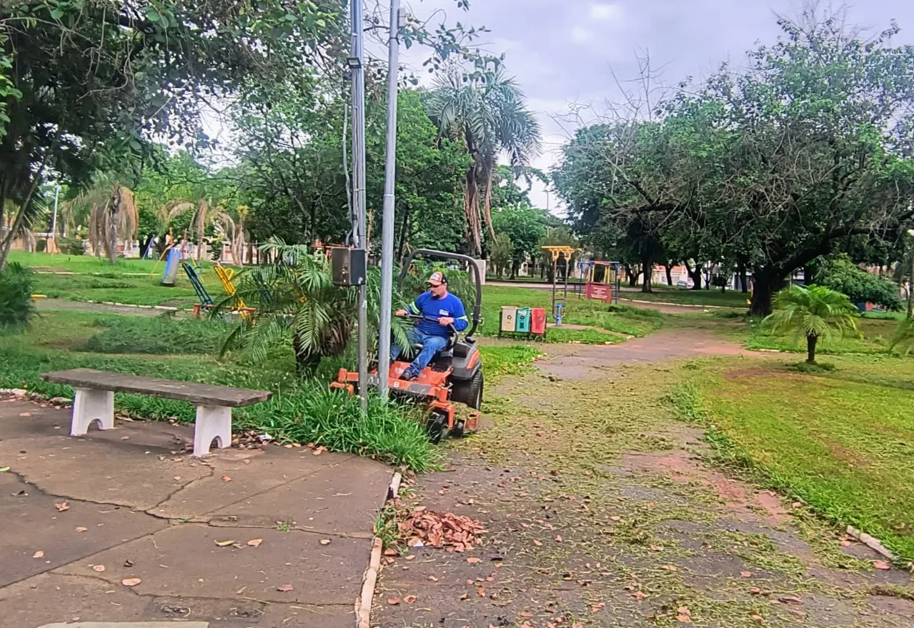 Praça do Jardim Panambi recebe serviços de manutenção e cuidado com o gramado