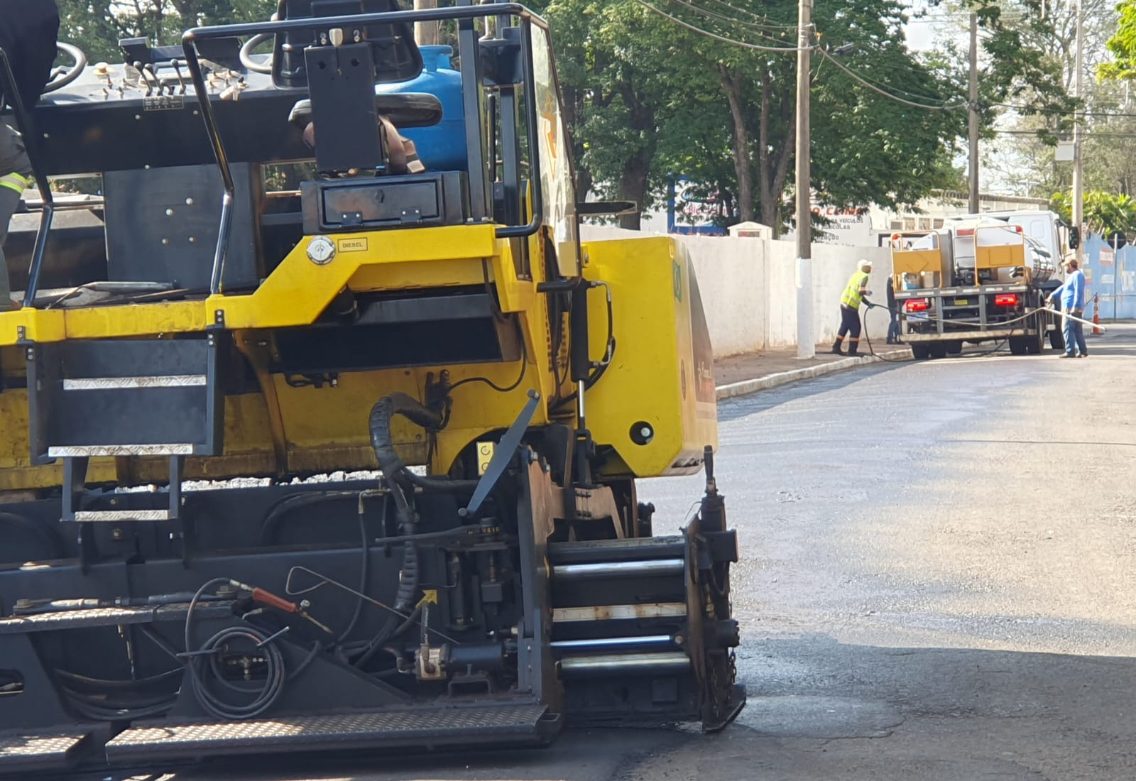 Chuva dá trégua e Prefeitura intensifica recape asfáltico na região do estacionamento em '45 graus' 