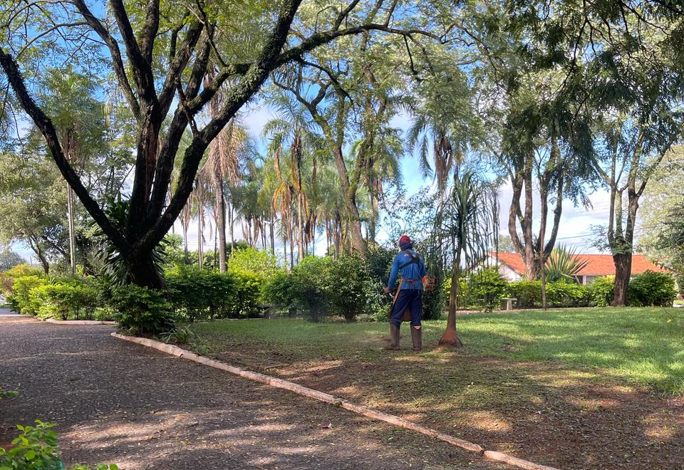 Conceição de Monte Alegre recebe roçagem geral em ação da Prefeitura
