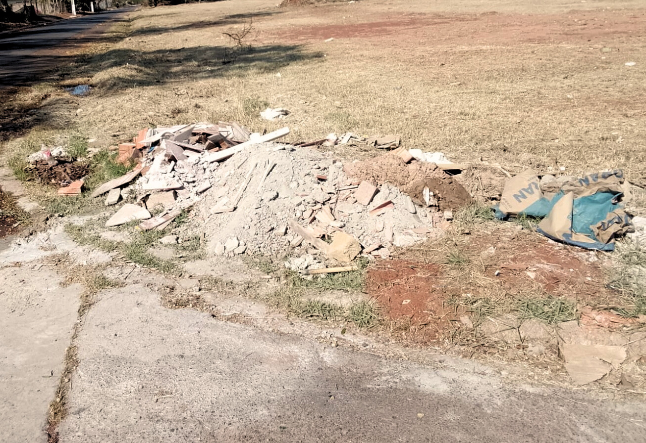 Entulho jogado em frente ao CRAS do Mário Covas mostra desrespeito aos usuários e à comunidade