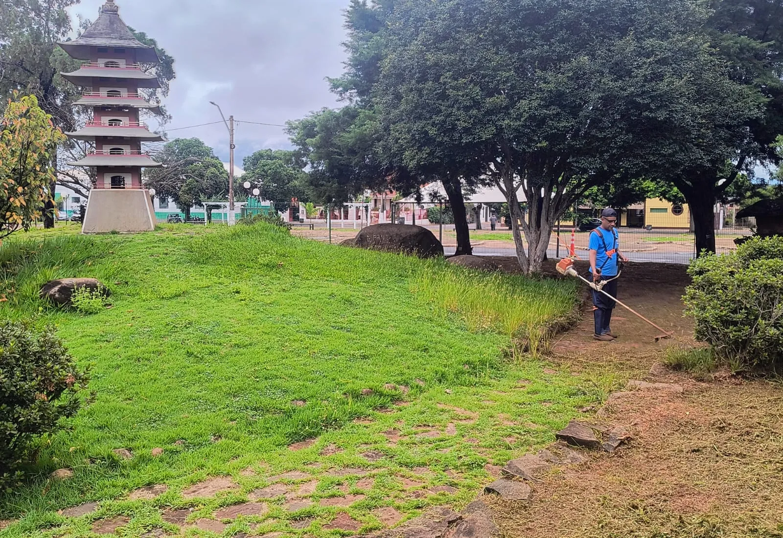 Prefeitura realiza manutenção no Jardim das Cerejeiras, cartão-postal de Paraguaçu Paulista