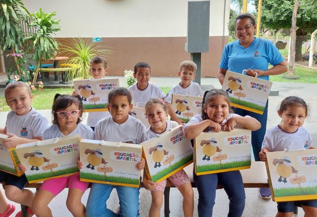 Entrega de material escolar para alunos da rede