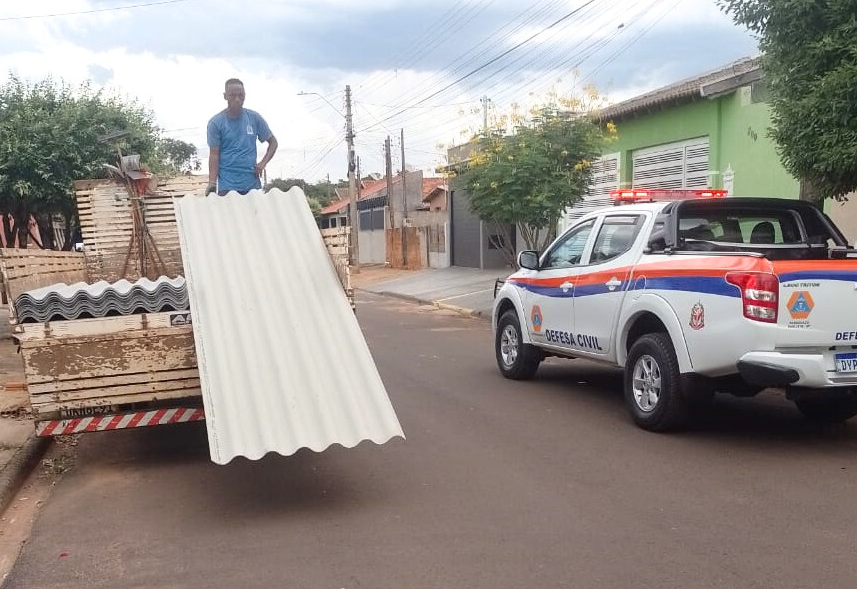 Entrega de telhas à população afetada pelo temporal é realizada pela Defesa Civil