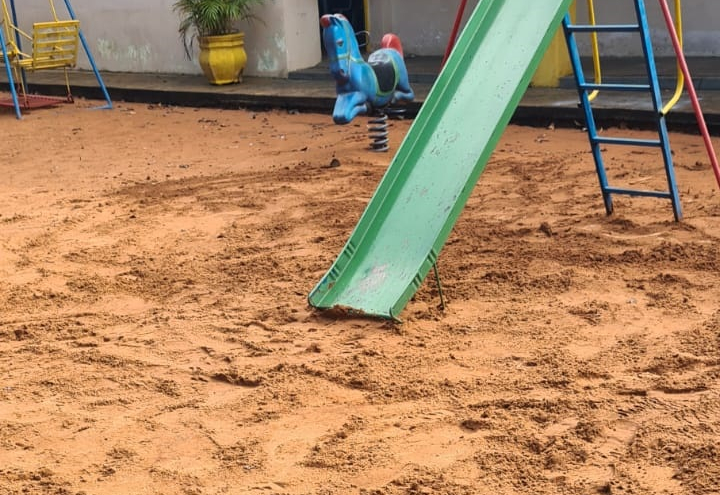 Manutenção na EMEI Marilda garante espaço limpo e seguro para atividades infantis na areia
