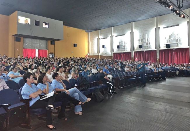 Professores lotam teatro para ouvir palestra sobre potencial transformador do educador