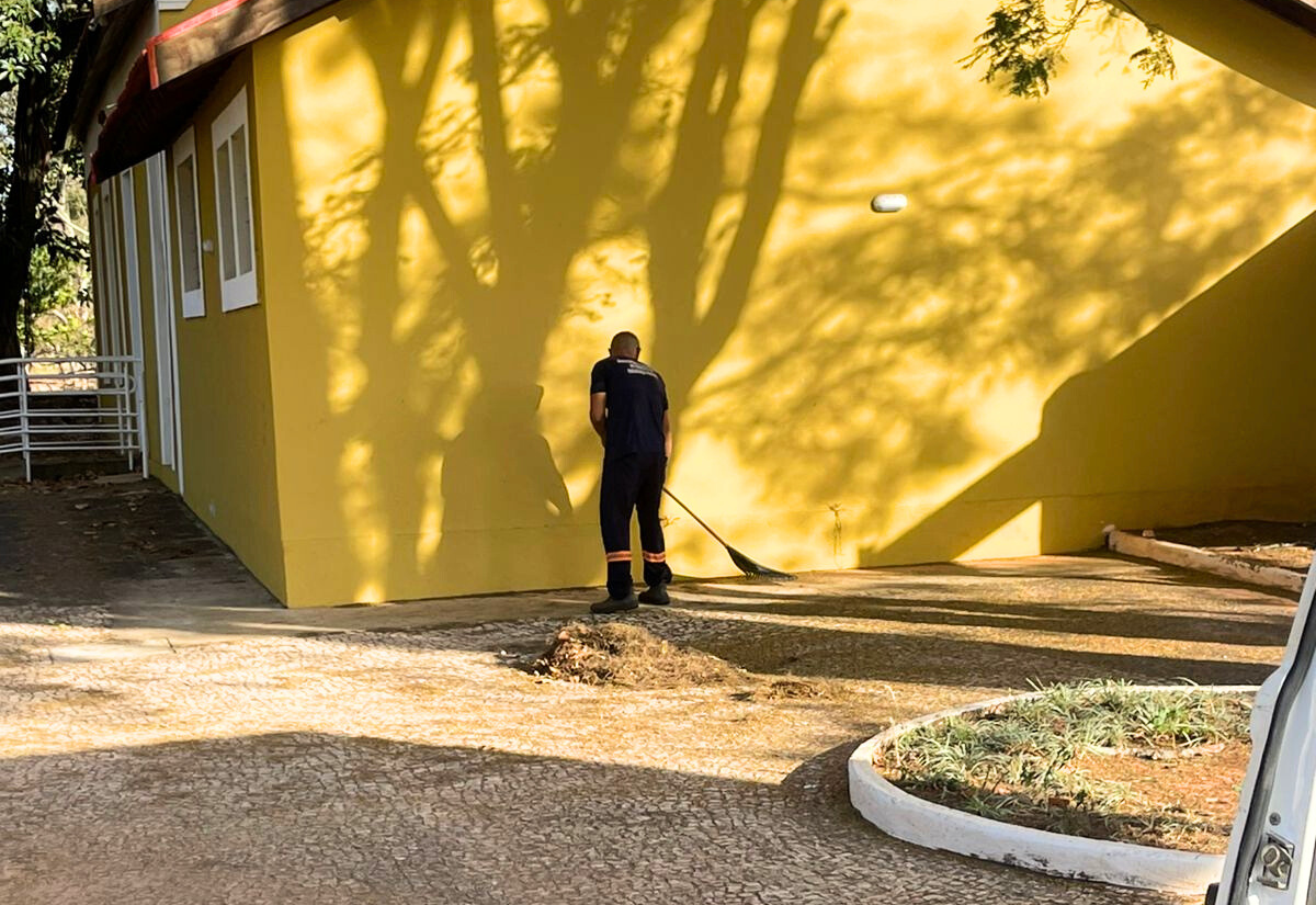 Praça do distrito de Sapezal recebe limpeza e manutenção da Prefeitura Municipal