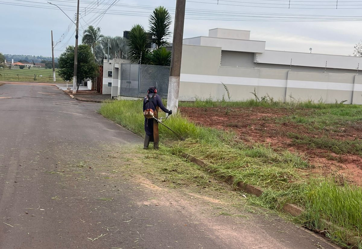 Prefeitura intensifica roçagem para garantir calçadas livres e segurança aos pedestres no Jardim Alvorada