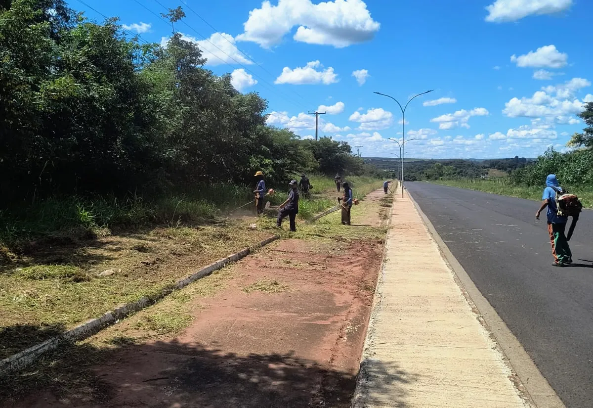 Prefeitura realiza mutirão de limpeza no acesso ao Balneário e reforça pedido de conscientização da população