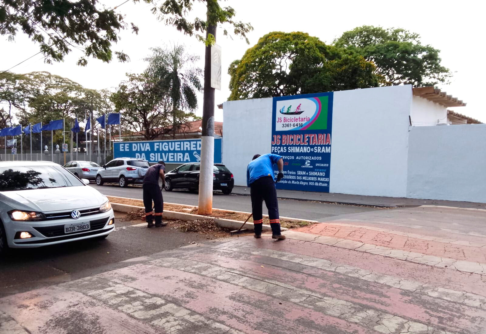 Equipes removem galhos e reorganizam a Av. Siqueira Campos após estragos do temporal