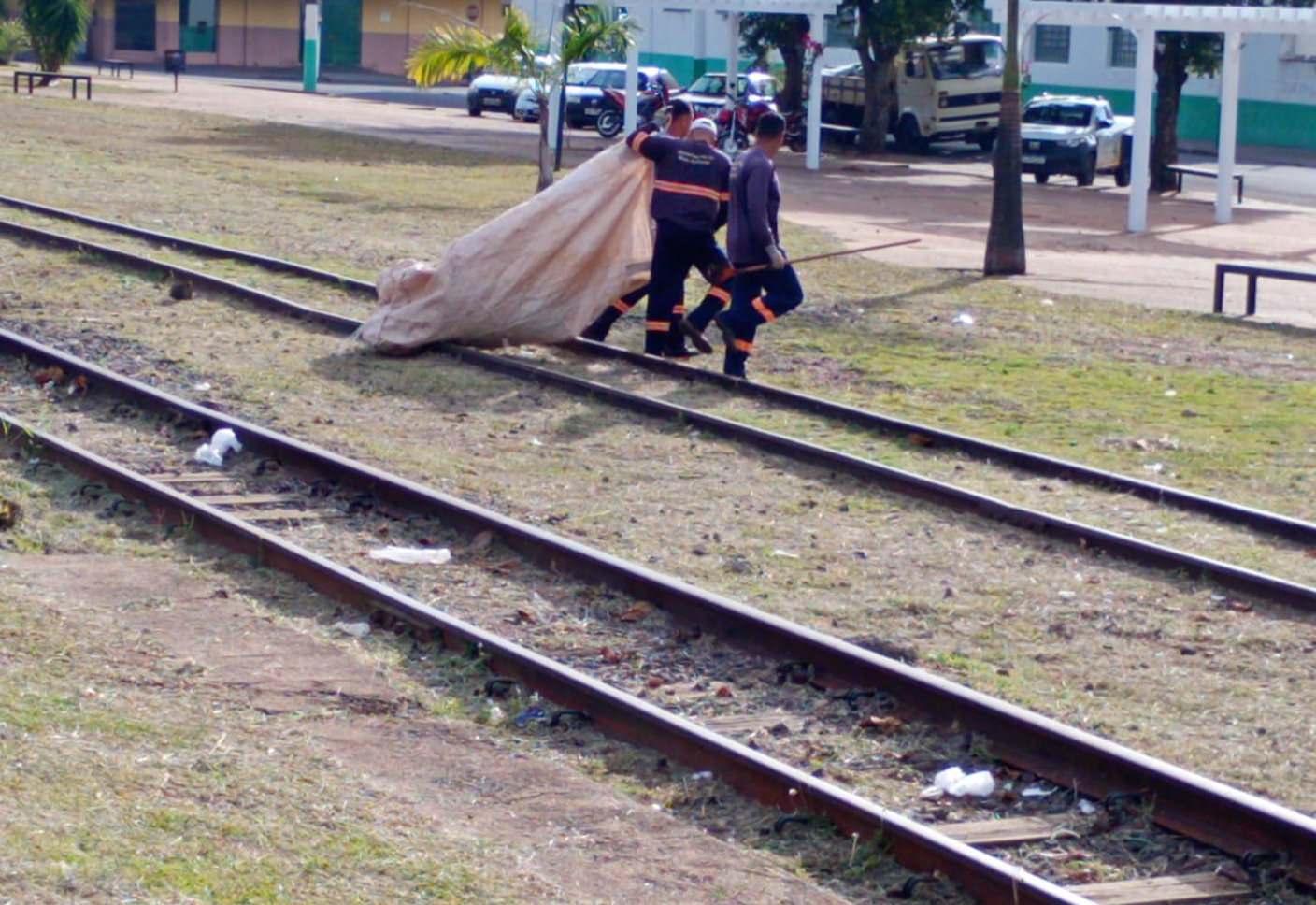 Mais que limpeza, um pedido de consciência: linha férrea é novamente alvo de descarte irregular de lixo