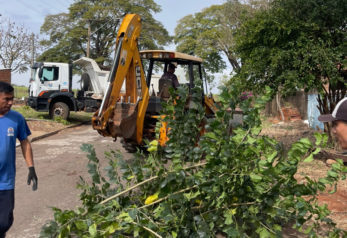 Prefeitura realiza operação de limpeza em Sapezal e reforça orientação sobre descarte de galhos e entulhos