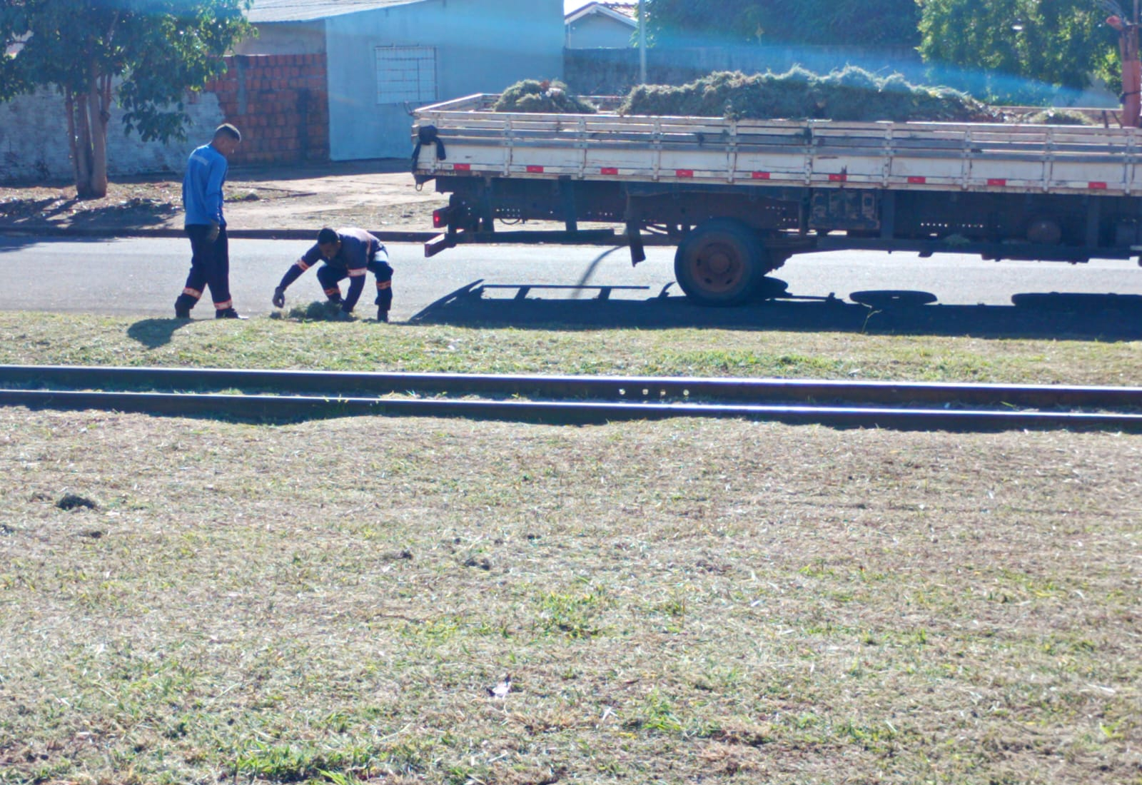 Descaso e sujeira: Prefeitura limpa linha férrea novamente tomada por lixo irregular